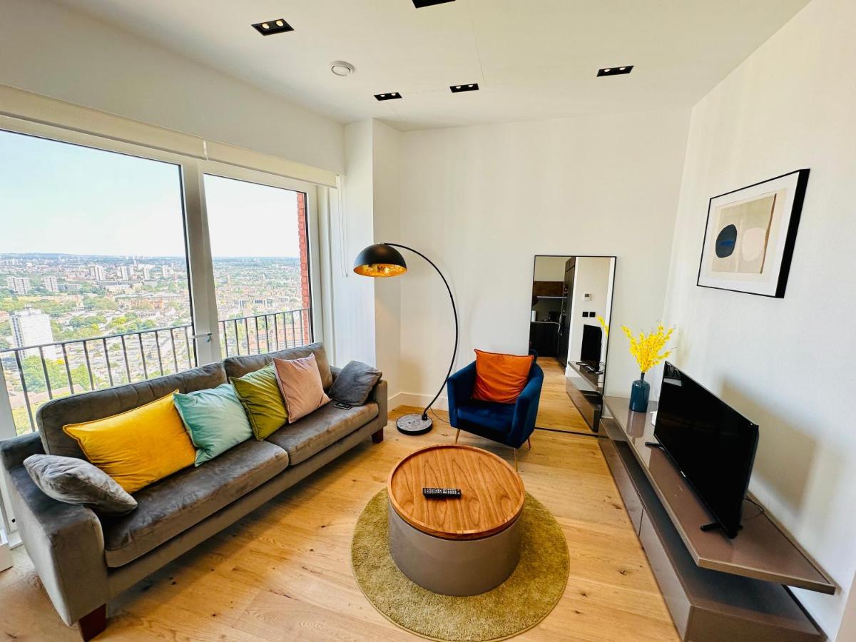 Luxury Flat With Stunning Views And Pool Apartment