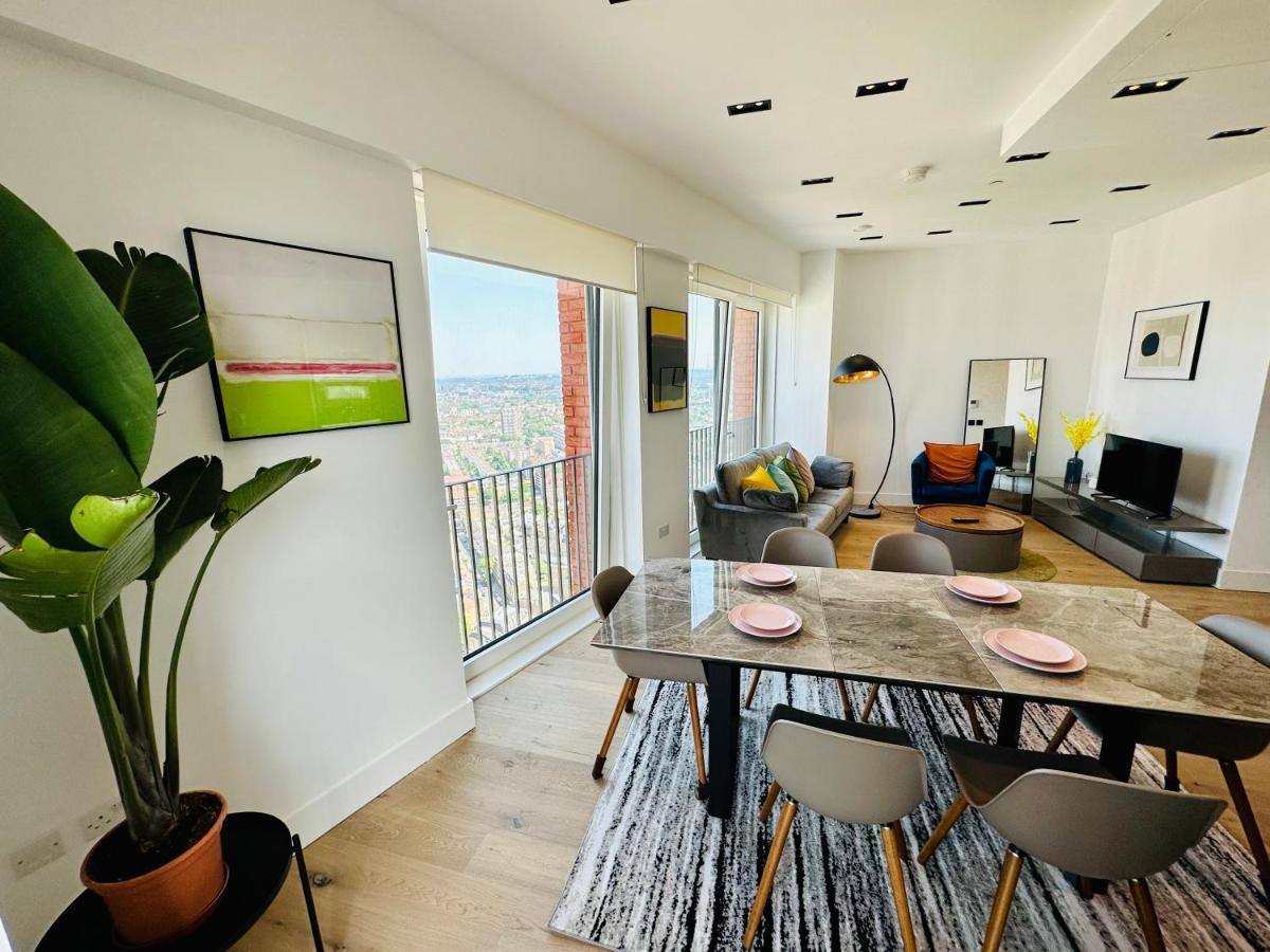 Luxury Flat With Stunning Views And Pool Apartment London
