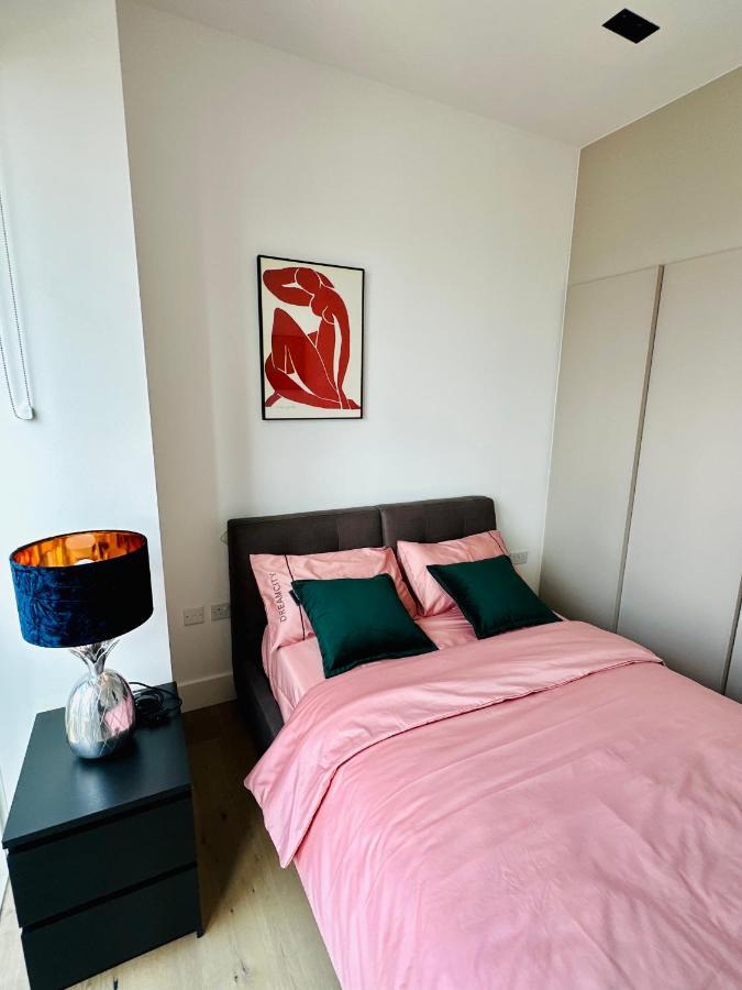 Luxury Flat With Stunning Views And Pool Apartment London